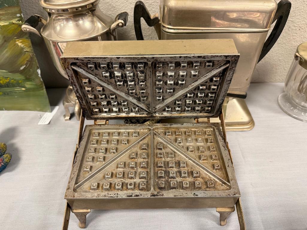 THREE VINTAGE KITCHEN APPLIANCES EDICRAFT SIPHONATOR, ELECTRIC WAFFLE IRON, AND PERCOLATOR - 5