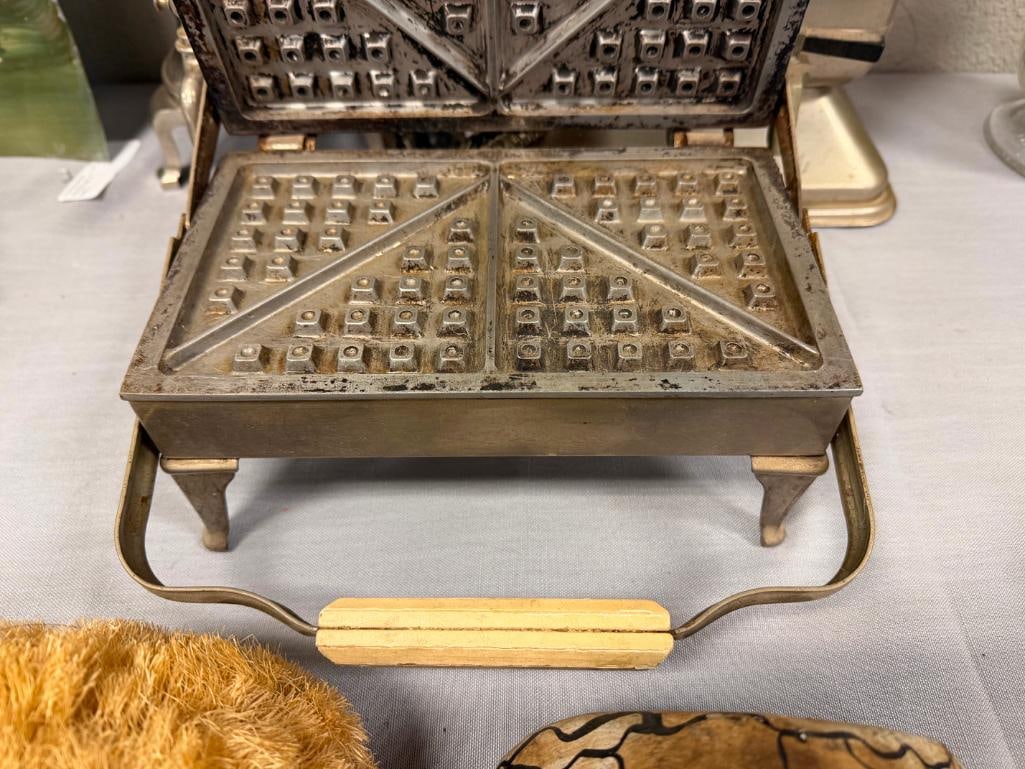 THREE VINTAGE KITCHEN APPLIANCES EDICRAFT SIPHONATOR, ELECTRIC WAFFLE IRON, AND PERCOLATOR - 6