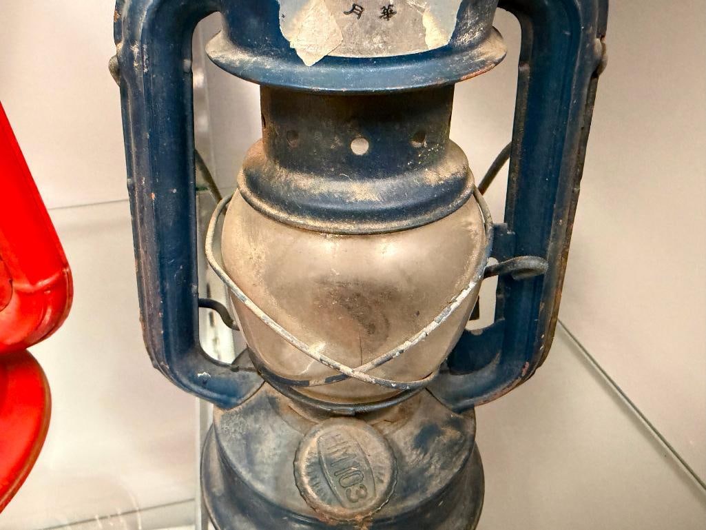 TWO VINTAGE KEROSENE OIL LANTERS INCLUDING RED DIETZ JUNIOR NO. 20 AND GUANG-ZHOU BLUE LANTERN - 11