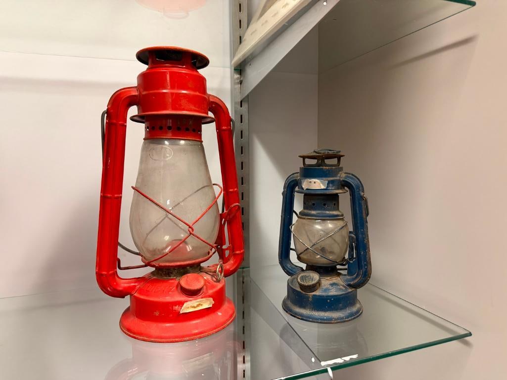 TWO VINTAGE KEROSENE OIL LANTERS INCLUDING RED DIETZ JUNIOR NO. 20 AND GUANG-ZHOU BLUE LANTERN - 2