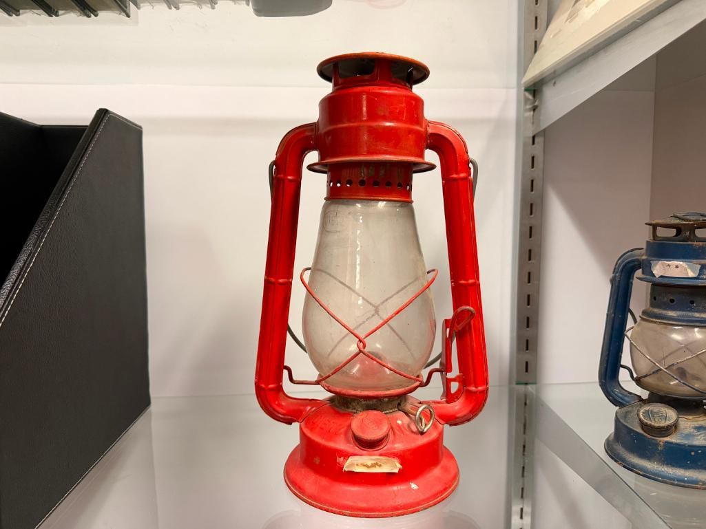 TWO VINTAGE KEROSENE OIL LANTERS INCLUDING RED DIETZ JUNIOR NO. 20 AND GUANG-ZHOU BLUE LANTERN - 3