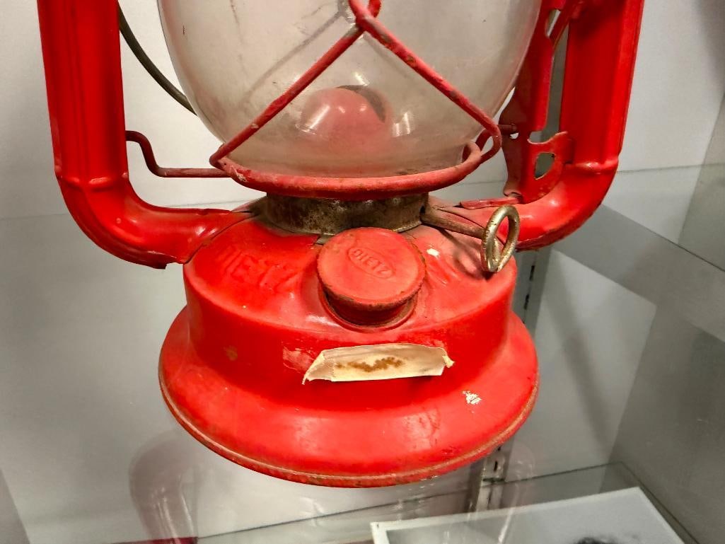 TWO VINTAGE KEROSENE OIL LANTERS INCLUDING RED DIETZ JUNIOR NO. 20 AND GUANG-ZHOU BLUE LANTERN - 4