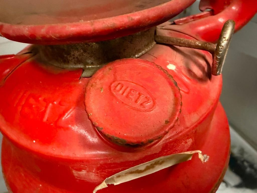 TWO VINTAGE KEROSENE OIL LANTERS INCLUDING RED DIETZ JUNIOR NO. 20 AND GUANG-ZHOU BLUE LANTERN - 5