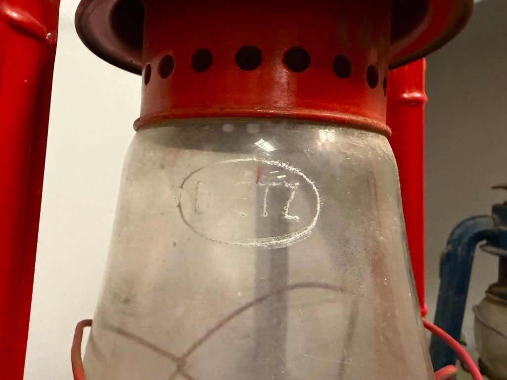 TWO VINTAGE KEROSENE OIL LANTERS INCLUDING RED DIETZ JUNIOR NO. 20 AND GUANG-ZHOU BLUE LANTERN - 6