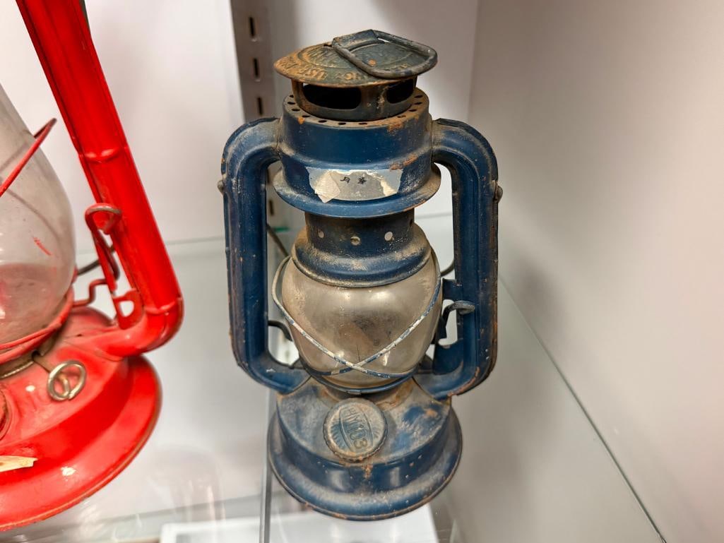 TWO VINTAGE KEROSENE OIL LANTERS INCLUDING RED DIETZ JUNIOR NO. 20 AND GUANG-ZHOU BLUE LANTERN - 9