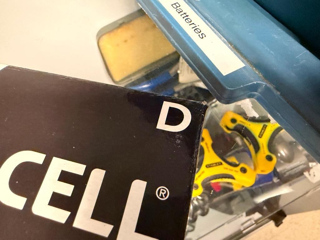 SMALL TUB FULL OF ASSORTED BATTERIES INCLUDING TWO DURACELL 14 PACK D BATTERIES - 5