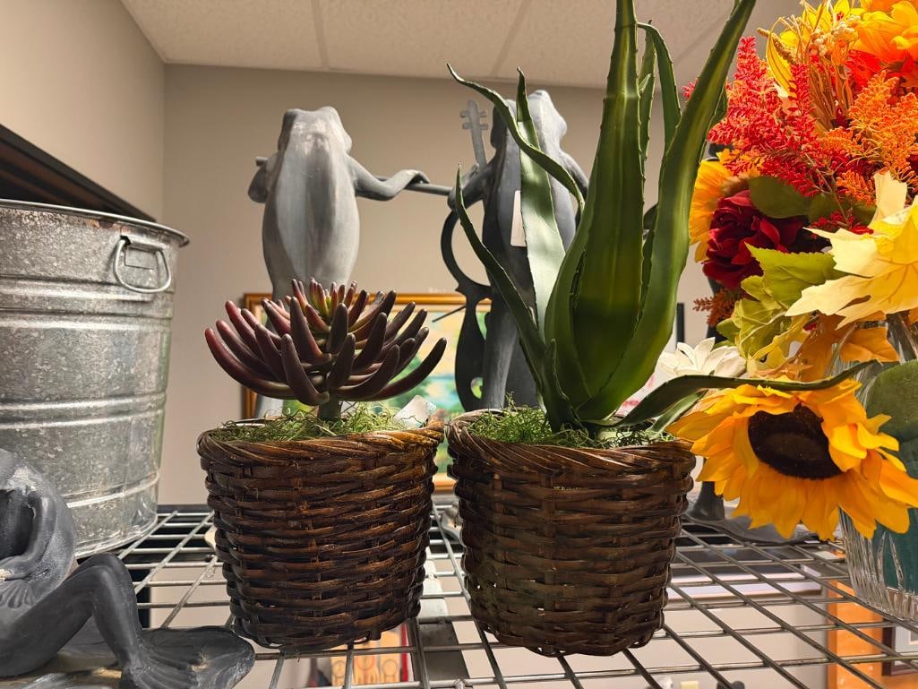 SPI " FROG FRIENDS " CAST ALUMINUM YARD ART AND WROUGHT IRON FROG PLANT STAND - 15