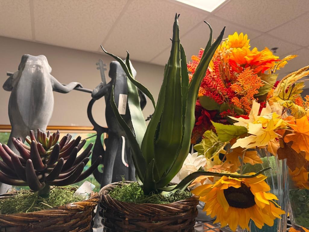 SPI " FROG FRIENDS " CAST ALUMINUM YARD ART AND WROUGHT IRON FROG PLANT STAND - 18