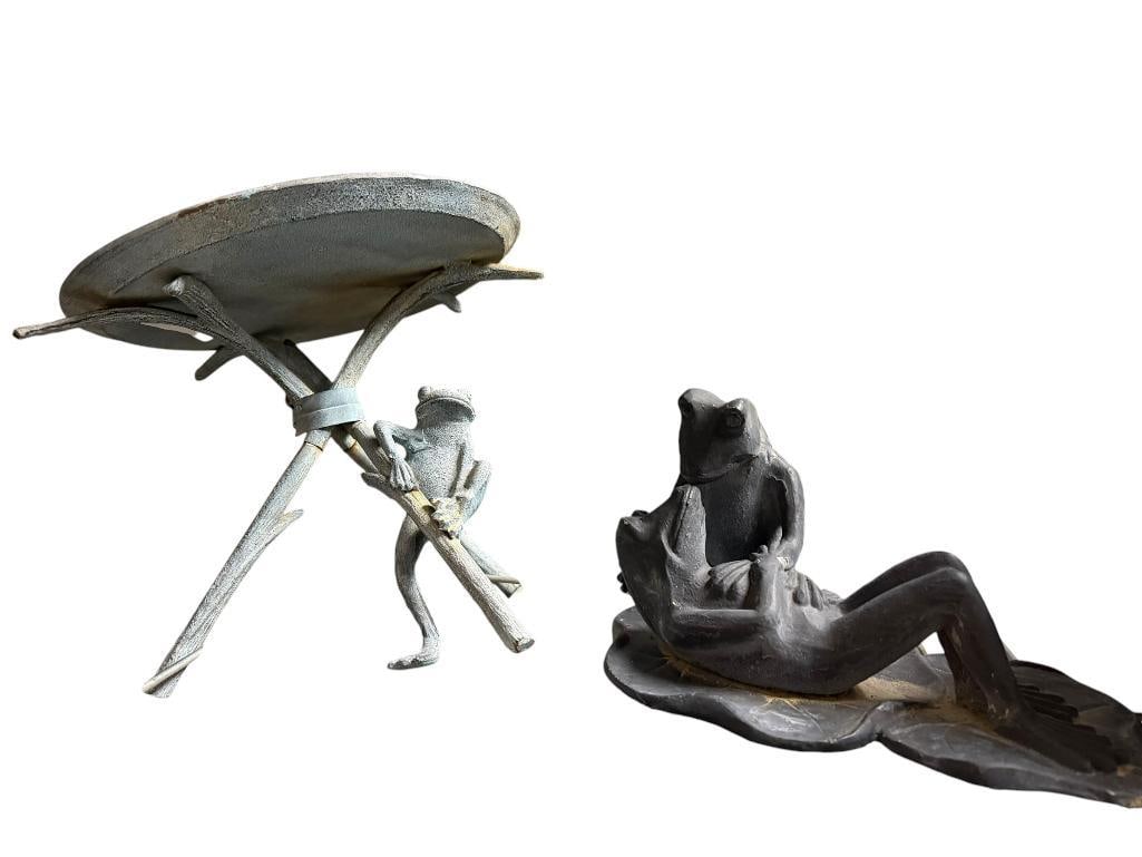 SPI " FROG FRIENDS " CAST ALUMINUM YARD ART AND WROUGHT IRON FROG PLANT STAND: BOTH SHOW WEAR FROM BEING OUTDOORS BUT OVERALL GOOD CONDITION 9" H PLANT STAND