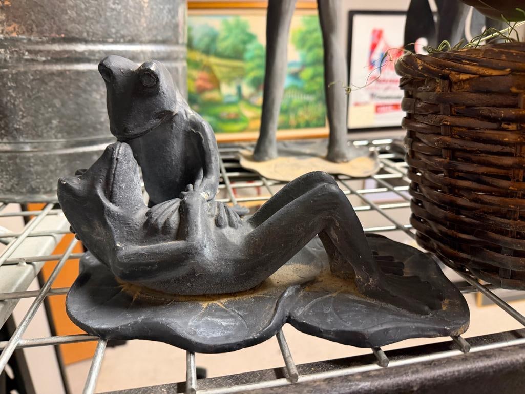 SPI " FROG FRIENDS " CAST ALUMINUM YARD ART AND WROUGHT IRON FROG PLANT STAND - 3