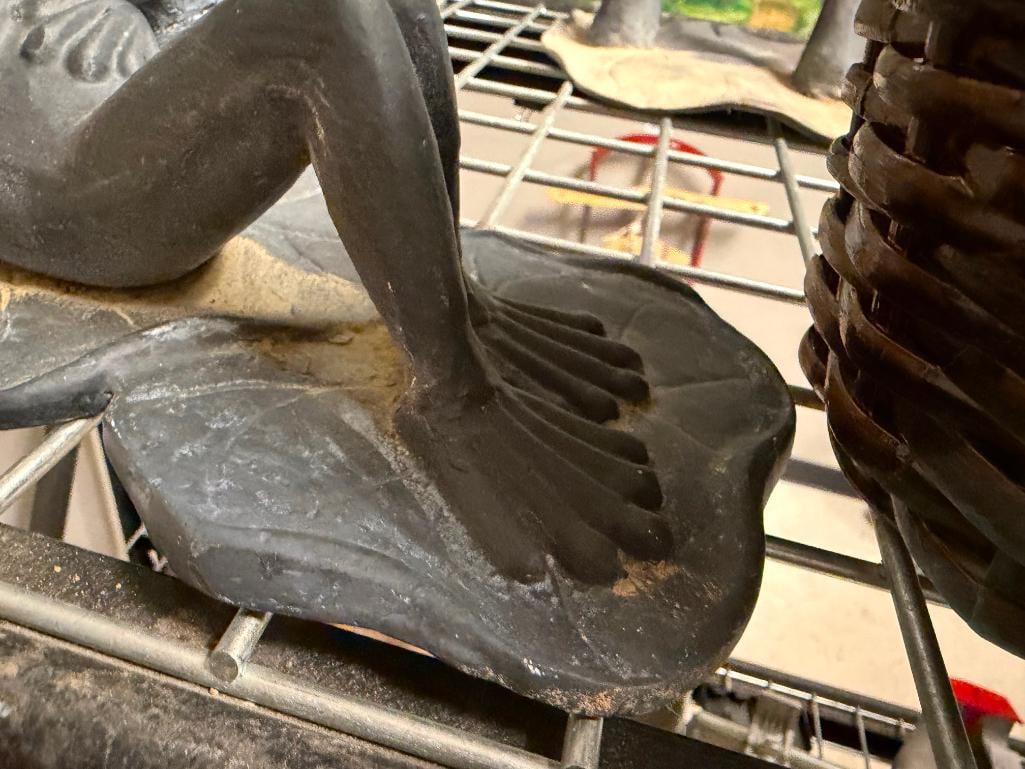 SPI " FROG FRIENDS " CAST ALUMINUM YARD ART AND WROUGHT IRON FROG PLANT STAND - 7