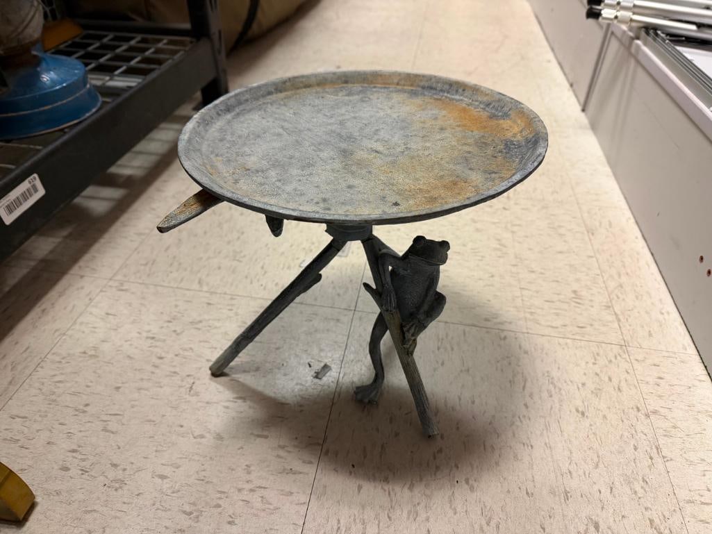 SPI " FROG FRIENDS " CAST ALUMINUM YARD ART AND WROUGHT IRON FROG PLANT STAND - 8