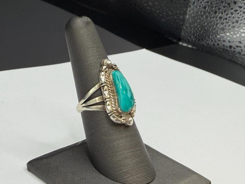 VINTAGE NAVAJO DESIGN STERLING SILVER TURQUOISE RING - 2