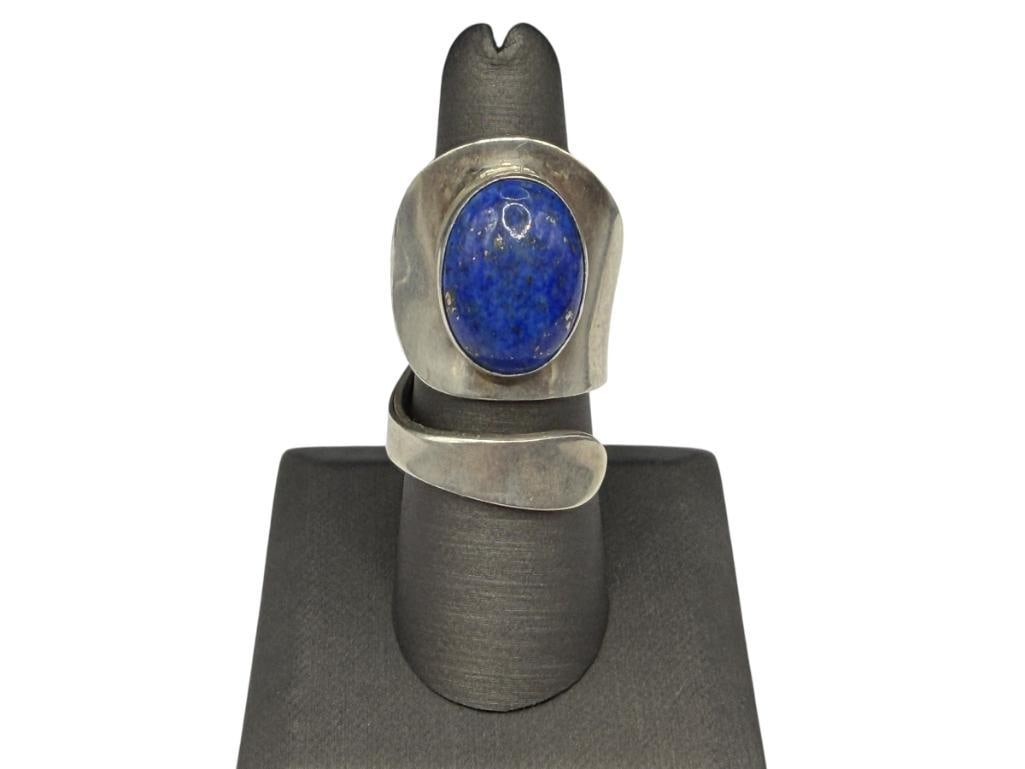 VINTAGE MODERNIST DESIGN STERLING SILVER OVAL CABOCHON BLUE LAPIS RING: FEATURING UNIQUE BYPASS DESIGN SIZE IS ADJUSTABLE BUT CLOSE TO 9, 1 1/2" FRONT, 18MM X 13MM LAPIS, 13.50 GRAMS