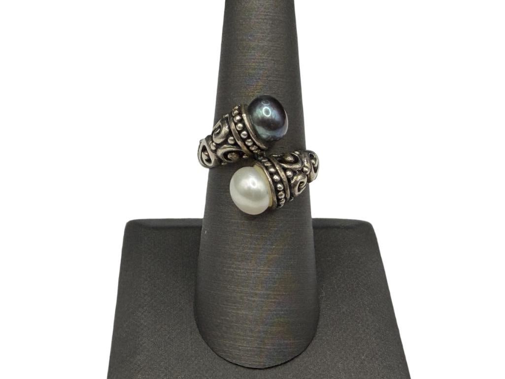 STERLING SILVER GREY AND WHITE PEARL BYPASS RING: FEATURING ORNATE SCROLL PIERCED DESIGN ON SHOULDERS OF SHANK SIZE 7, 3/4" FRONT, 6.10 GRAMS, 8MM PEARLS
