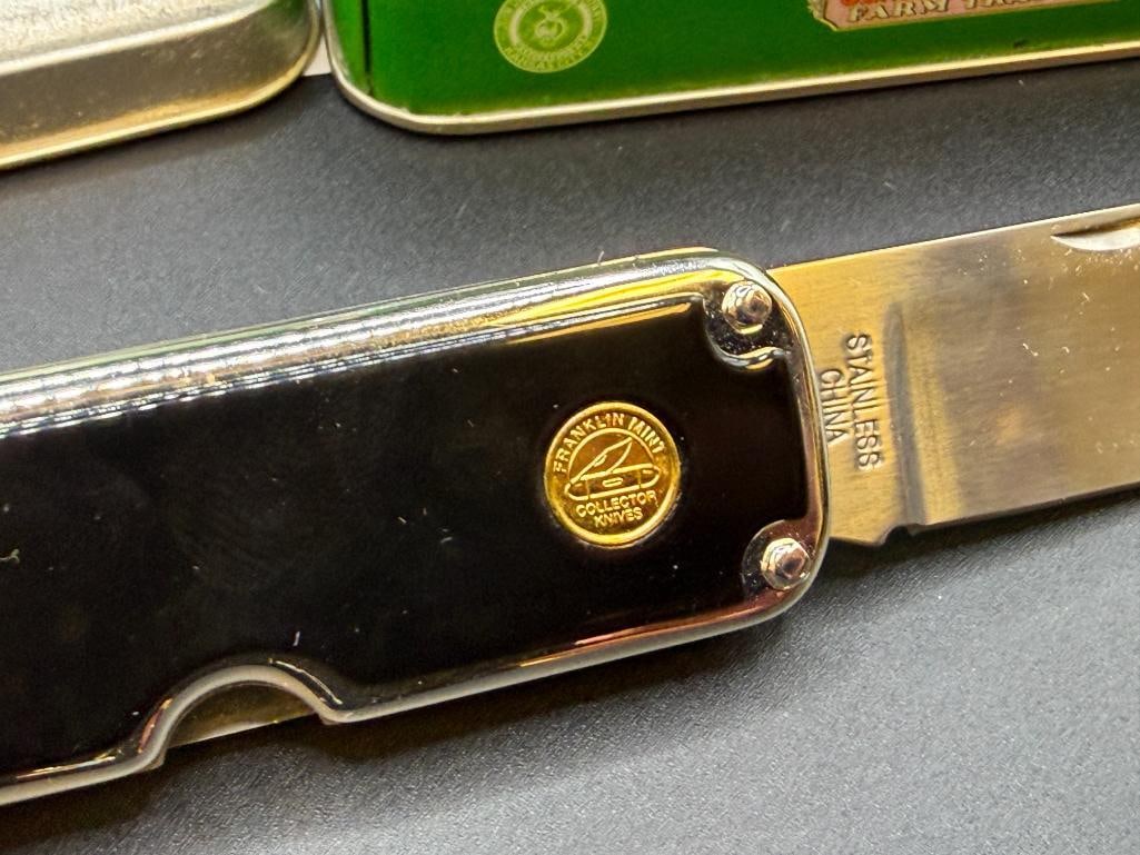 THREE JOHN DEERE TRACTOR THEMED POCKET KNIVES INCLUDING TWO CASE XX DYED BONE HANDLE KNIVES - 13
