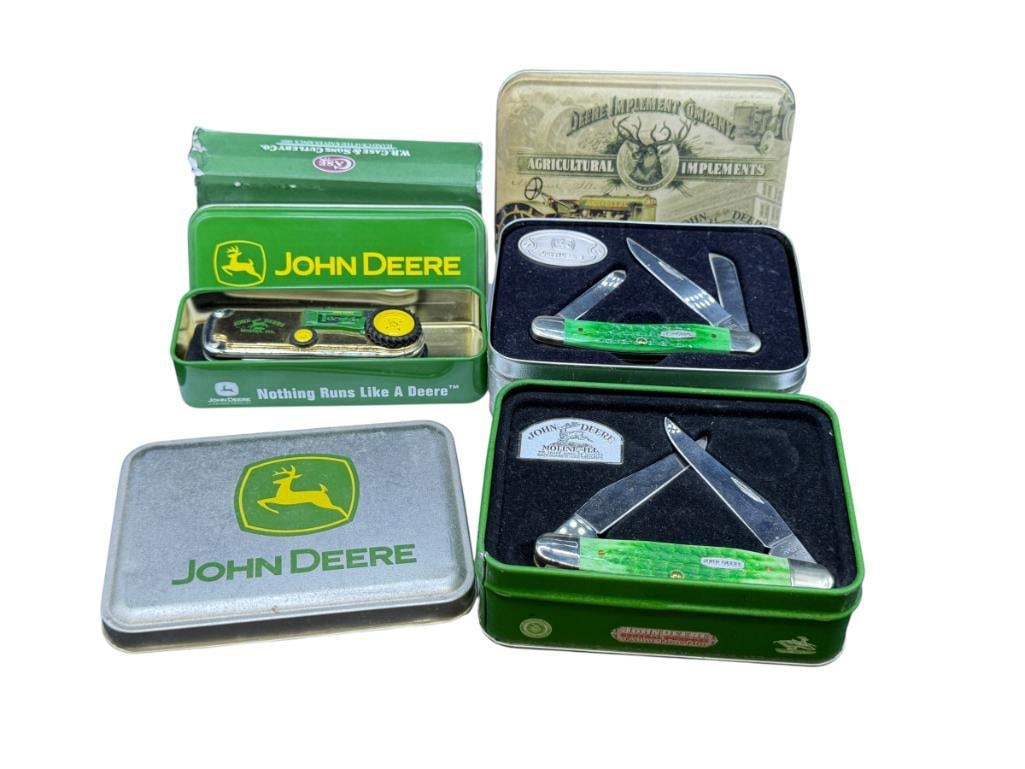 THREE JOHN DEERE TRACTOR THEMED POCKET KNIVES INCLUDING TWO CASE XX DYED BONE HANDLE KNIVES: CASE KNIVES EACH FEATURES TWO BLADES AND COMES WITH ORIGINAL TIN CASE, OTHER KNIFE IS MADE BY FRANKLIN MINT WITH TIN CASE KNIVES CASE "JOHN DEERE 1948 MODEL B", ALL IN NEW CONDITION LARGEST BLADE IS 3
