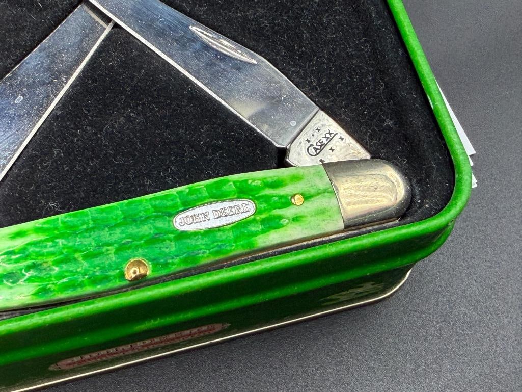 THREE JOHN DEERE TRACTOR THEMED POCKET KNIVES INCLUDING TWO CASE XX DYED BONE HANDLE KNIVES - 3