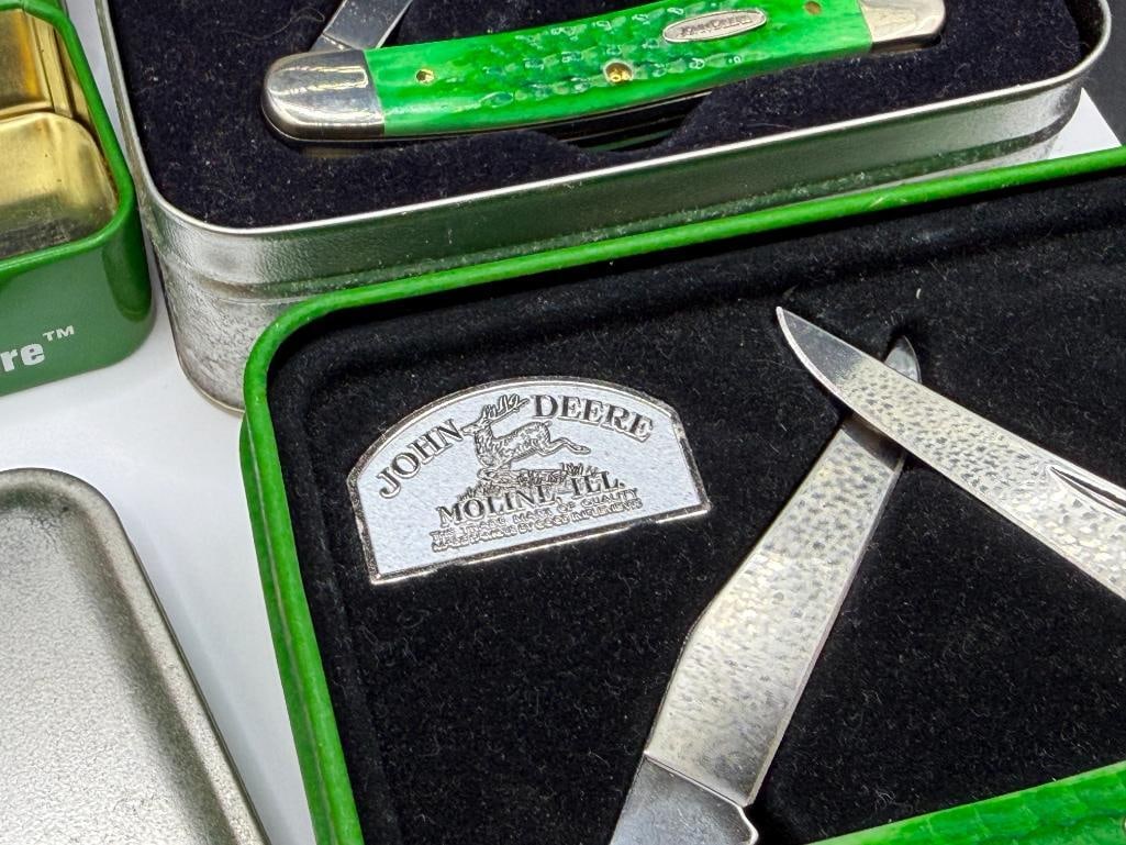 THREE JOHN DEERE TRACTOR THEMED POCKET KNIVES INCLUDING TWO CASE XX DYED BONE HANDLE KNIVES - 4