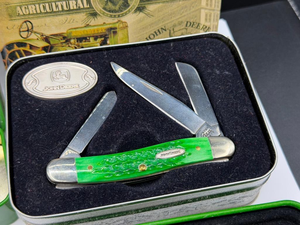 THREE JOHN DEERE TRACTOR THEMED POCKET KNIVES INCLUDING TWO CASE XX DYED BONE HANDLE KNIVES - 5