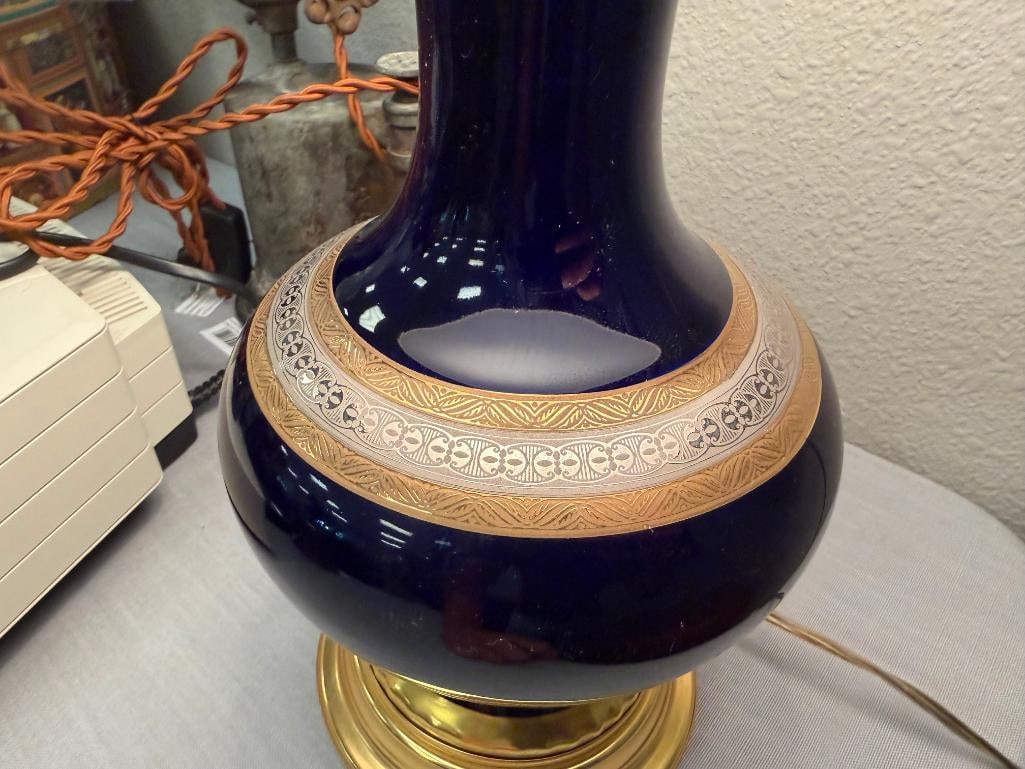 VINTAGE MARBRO LAMP CO. COBALT BLUE GLAZED PORCELAIN LAMP WITH GOLD AND SILVER ETCHED BAND - 4