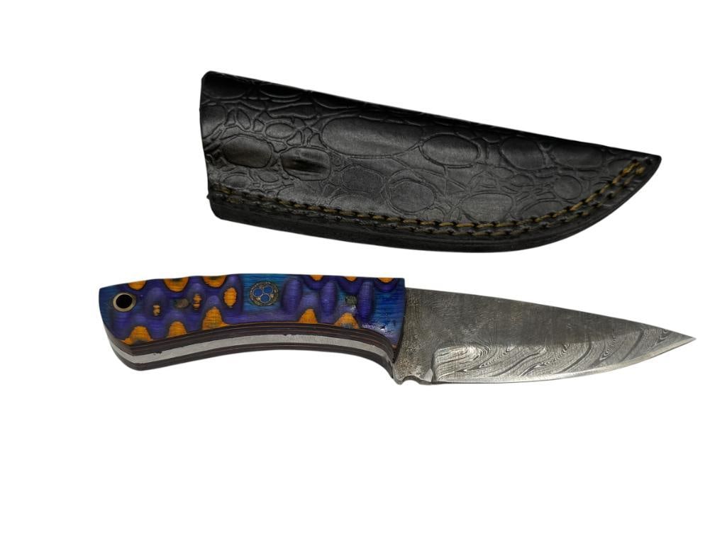 DAMASCUS STEEL CURVED FIXED BLADE KNIFE: FEATURING DYED WOOD HANDLE, FULL TANG DROP POINT BLADE, AND INCLUDES A LEATHER SHEATH 3" BLADE, 6 3/4" TOTAL LENGTH