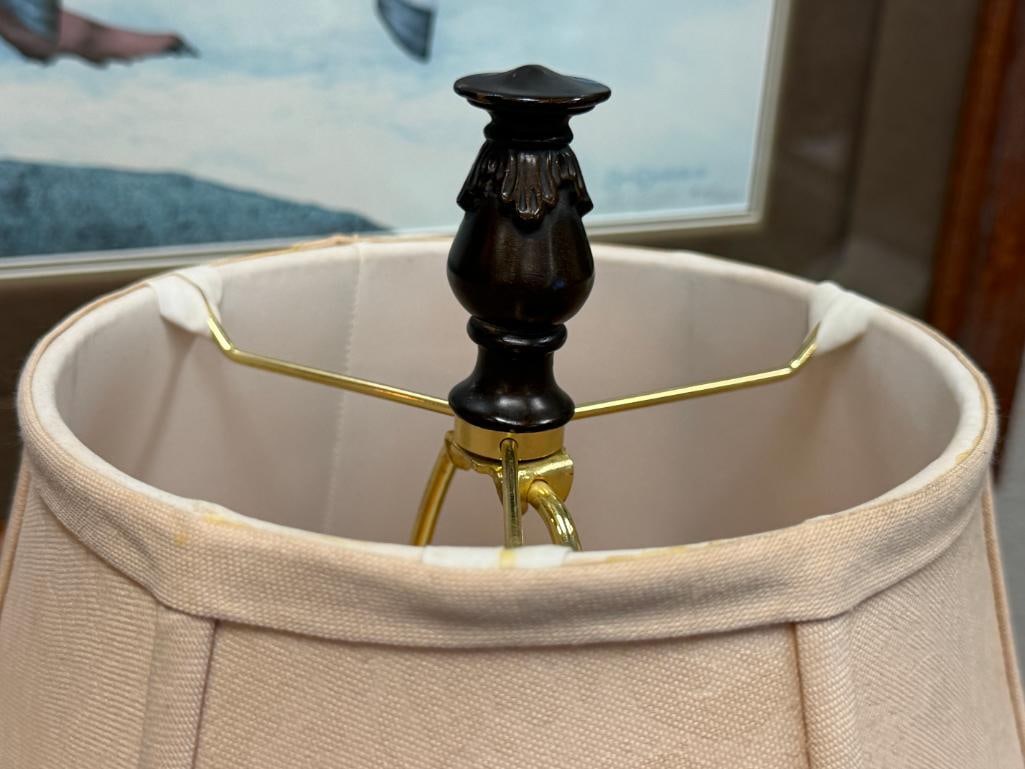 OIL RUBBED BRONZE TONED FRENCH STYLED DECORATIVE TABLE LAMP WITH BULBOUS CENTER IN IVORY COLOR - 3
