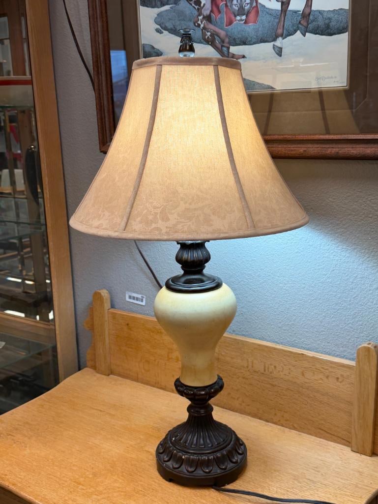 OIL RUBBED BRONZE TONED FRENCH STYLED DECORATIVE TABLE LAMP WITH BULBOUS CENTER IN IVORY COLOR - 6