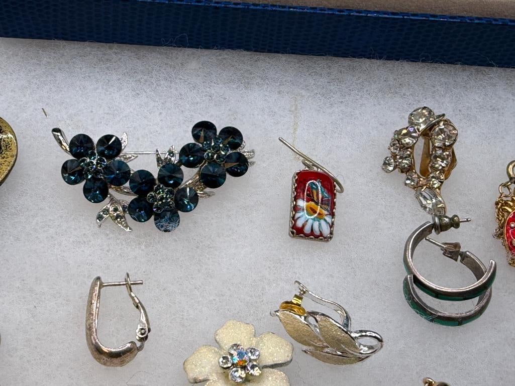 ASSORTED COSTUME JEWELRY INCLUDING RHINESTONE BROOCHES, TURQUOISE, BEADED DESIGNS, AND MORE - 10