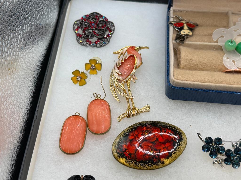 ASSORTED COSTUME JEWELRY INCLUDING RHINESTONE BROOCHES, TURQUOISE, BEADED DESIGNS, AND MORE - 11