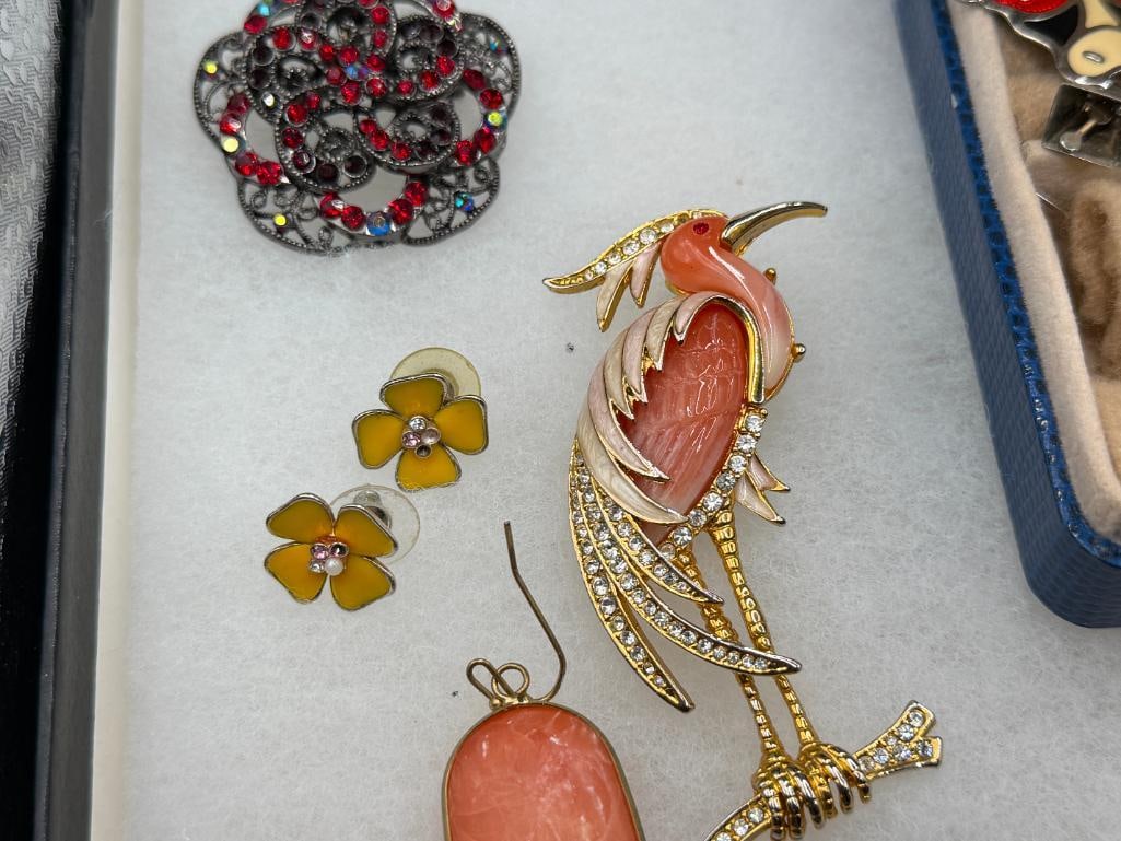 ASSORTED COSTUME JEWELRY INCLUDING RHINESTONE BROOCHES, TURQUOISE, BEADED DESIGNS, AND MORE - 12