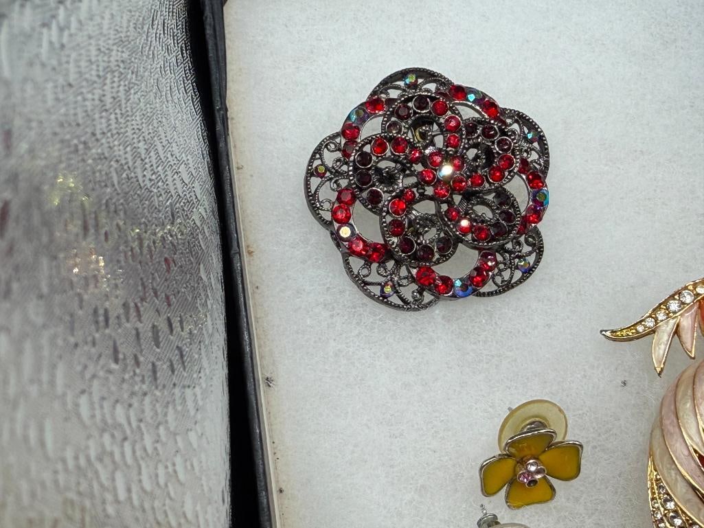 ASSORTED COSTUME JEWELRY INCLUDING RHINESTONE BROOCHES, TURQUOISE, BEADED DESIGNS, AND MORE - 13