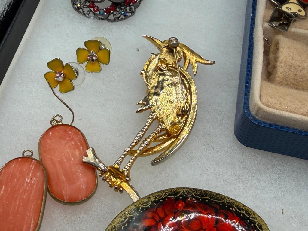 ASSORTED COSTUME JEWELRY INCLUDING RHINESTONE BROOCHES, TURQUOISE, BEADED DESIGNS, AND MORE - 14