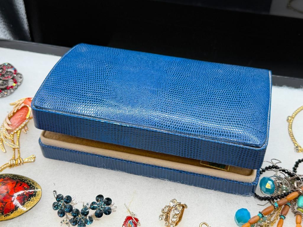 ASSORTED COSTUME JEWELRY INCLUDING RHINESTONE BROOCHES, TURQUOISE, BEADED DESIGNS, AND MORE - 15