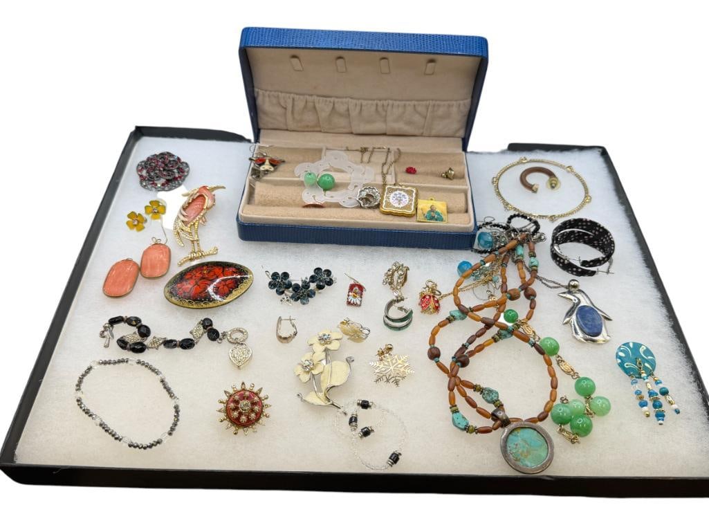ASSORTED COSTUME JEWELRY INCLUDING RHINESTONE BROOCHES, TURQUOISE, BEADED DESIGNS, AND MORE (1 of 15)