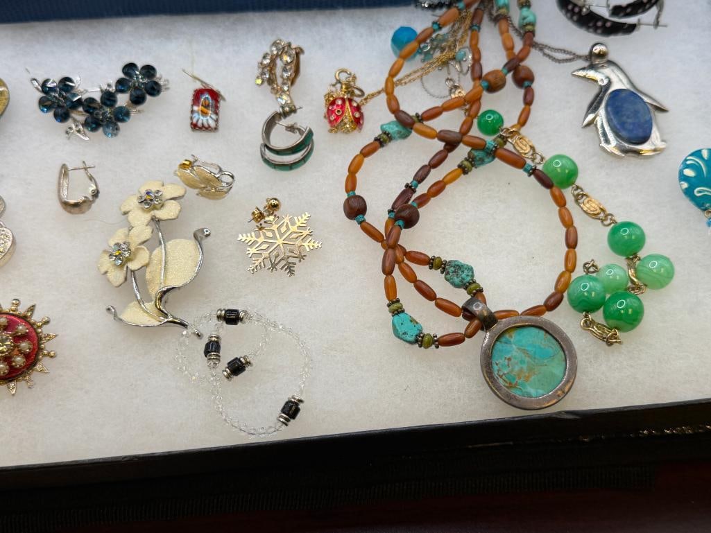 ASSORTED COSTUME JEWELRY INCLUDING RHINESTONE BROOCHES, TURQUOISE, BEADED DESIGNS, AND MORE - 2