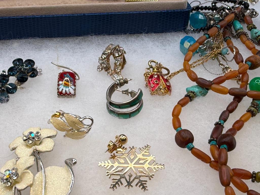 ASSORTED COSTUME JEWELRY INCLUDING RHINESTONE BROOCHES, TURQUOISE, BEADED DESIGNS, AND MORE - 3
