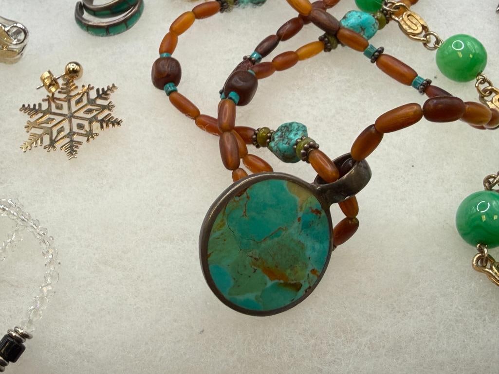 ASSORTED COSTUME JEWELRY INCLUDING RHINESTONE BROOCHES, TURQUOISE, BEADED DESIGNS, AND MORE - 5