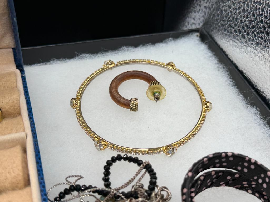 ASSORTED COSTUME JEWELRY INCLUDING RHINESTONE BROOCHES, TURQUOISE, BEADED DESIGNS, AND MORE - 7