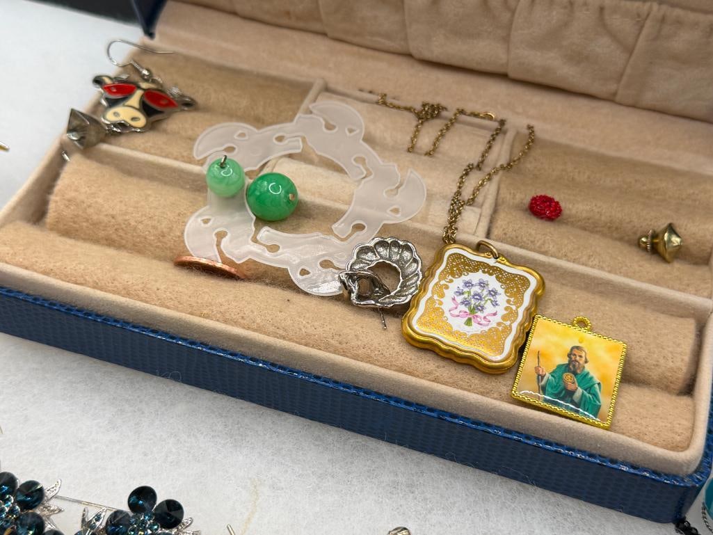 ASSORTED COSTUME JEWELRY INCLUDING RHINESTONE BROOCHES, TURQUOISE, BEADED DESIGNS, AND MORE - 8