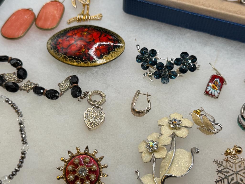 ASSORTED COSTUME JEWELRY INCLUDING RHINESTONE BROOCHES, TURQUOISE, BEADED DESIGNS, AND MORE - 9