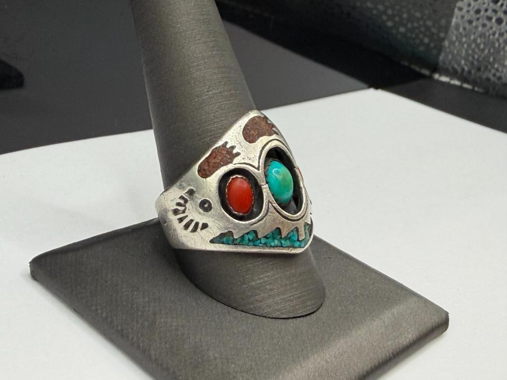 MEN'S VINTAGE NAVAJO ARTIST SIGNED STERLING SILVER INLAID TURQUOISE AND CORAL RING - 2