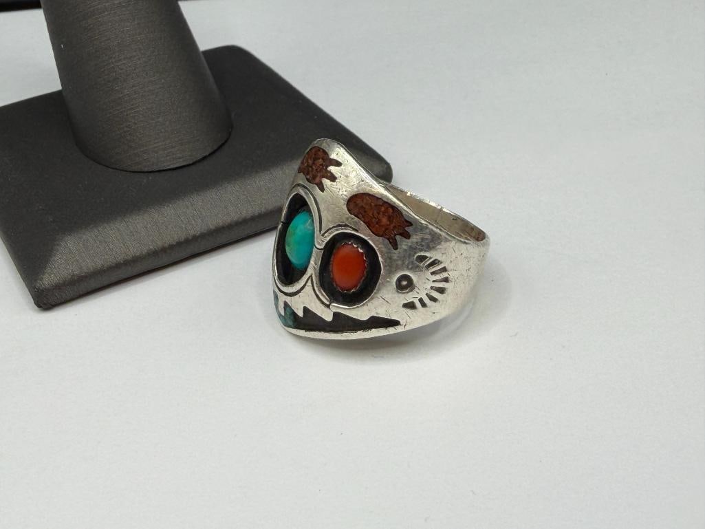 MEN'S VINTAGE NAVAJO ARTIST SIGNED STERLING SILVER INLAID TURQUOISE AND CORAL RING - 3