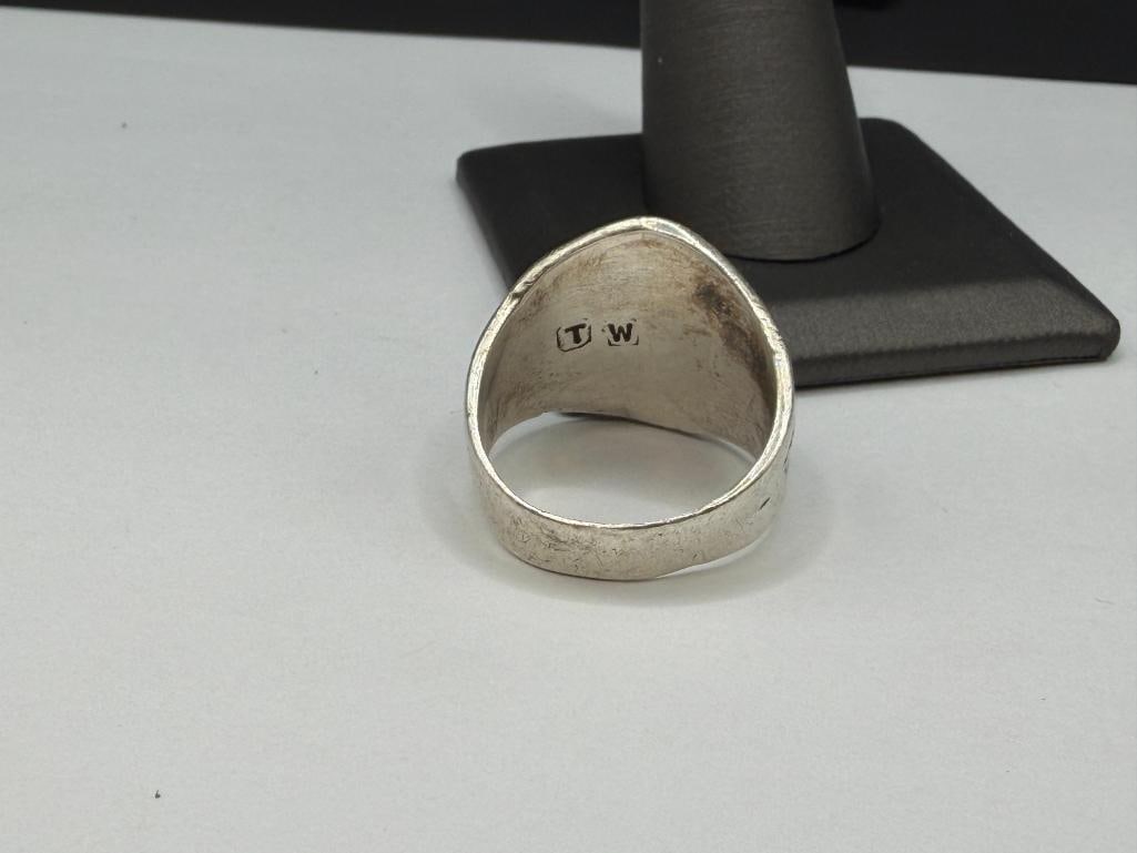 MEN'S VINTAGE NAVAJO ARTIST SIGNED STERLING SILVER INLAID TURQUOISE AND CORAL RING - 4