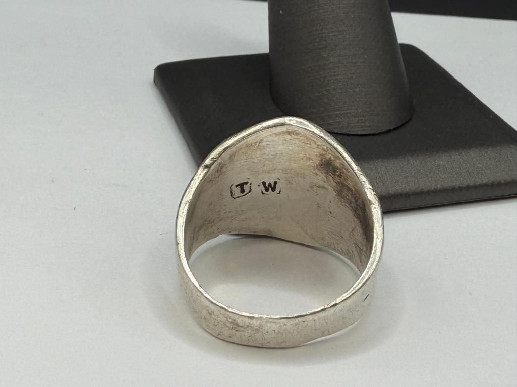 MEN'S VINTAGE NAVAJO ARTIST SIGNED STERLING SILVER INLAID TURQUOISE AND CORAL RING - 5