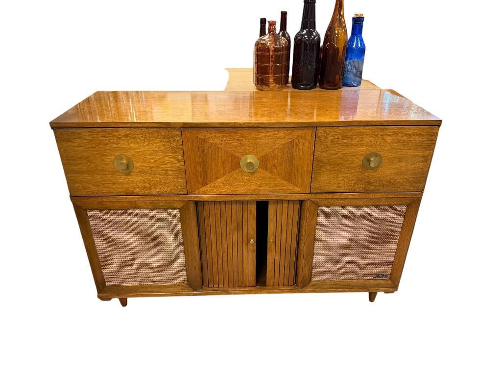 MID-CENTURY DANISH MODERN CARRARD / DUMONT STEREO / RECORD CABINET IN WALNUT FINISH (1 of 20)