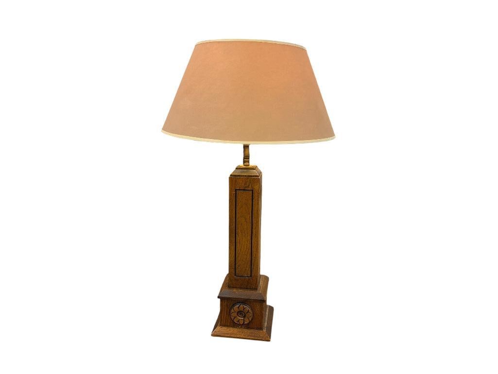SPARTA FURNITURE SHOPS COUNTRY CONTEMPORARY SQUARE PILLAR TABLE LAMP: ORIGINAL LABEL ON THE BOTTOM, INCLUDES SHADE, TESTED + 35" H