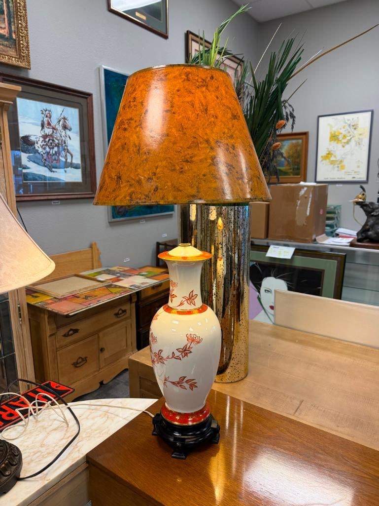 VINTAGE CHINESE PORCELAIN TABLE LAMP WITH HAND PAINTED AND GILT FLORAL DESIGN - 3