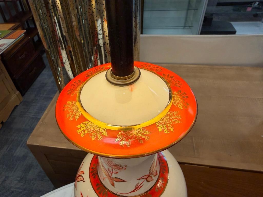 VINTAGE CHINESE PORCELAIN TABLE LAMP WITH HAND PAINTED AND GILT FLORAL DESIGN - 4