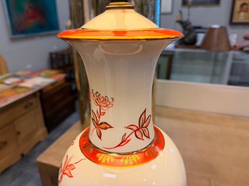 VINTAGE CHINESE PORCELAIN TABLE LAMP WITH HAND PAINTED AND GILT FLORAL DESIGN - 5
